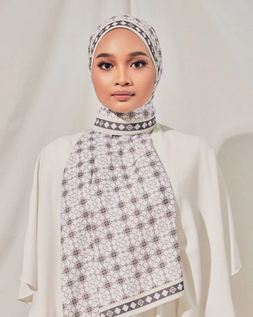 Petrascarves X Syfqhakmr Collection Shawl - Gunpowder Gray & White