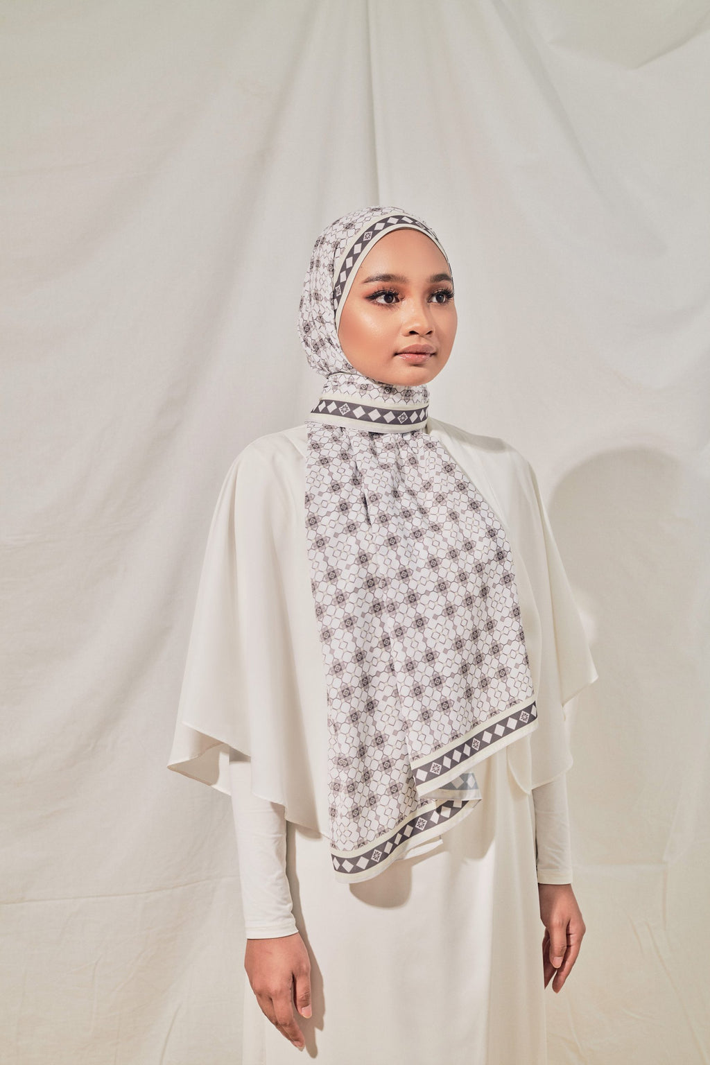 Petrascarves X Syfqhakmr Collection Shawl - Gunpowder Gray & White