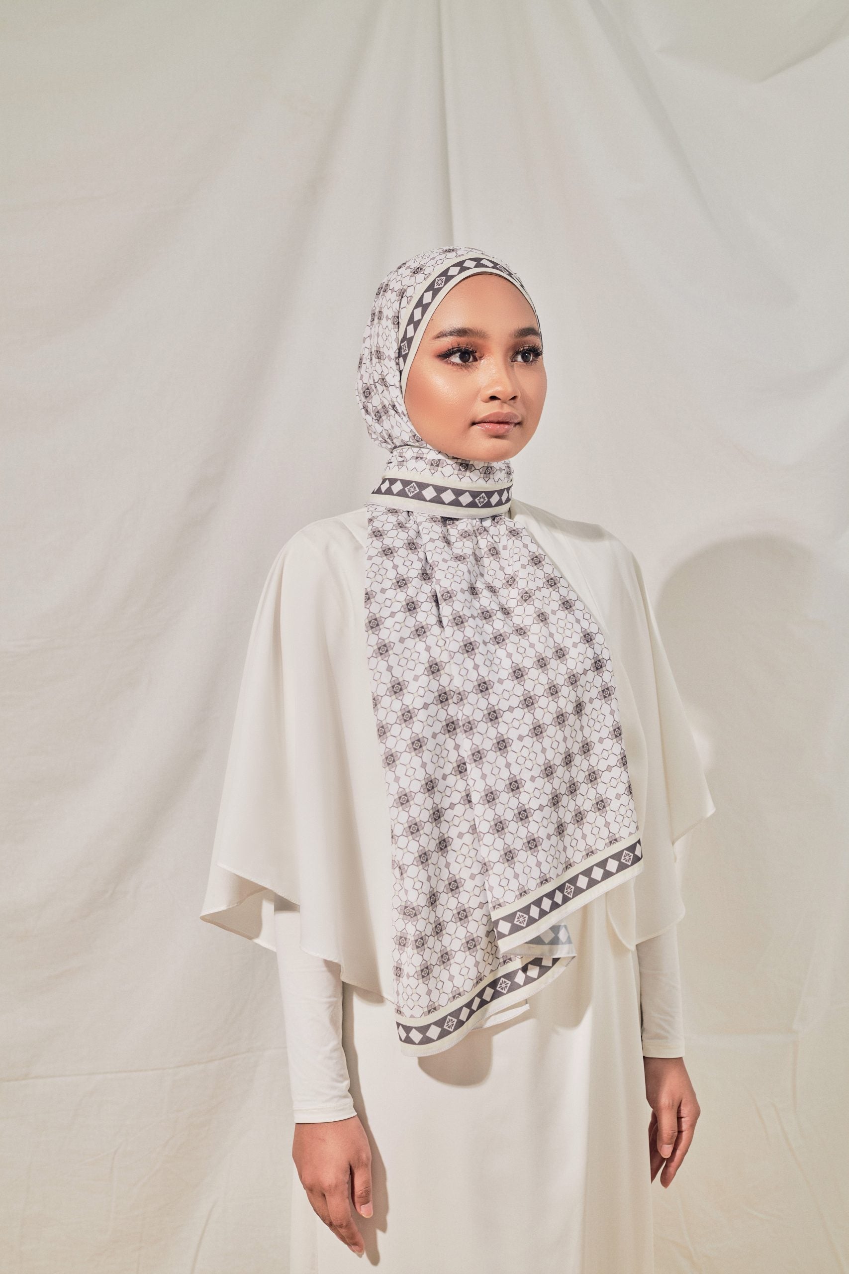 Petrascarves X Syfqhakmr Collection Shawl - Gunpowder Gray & White