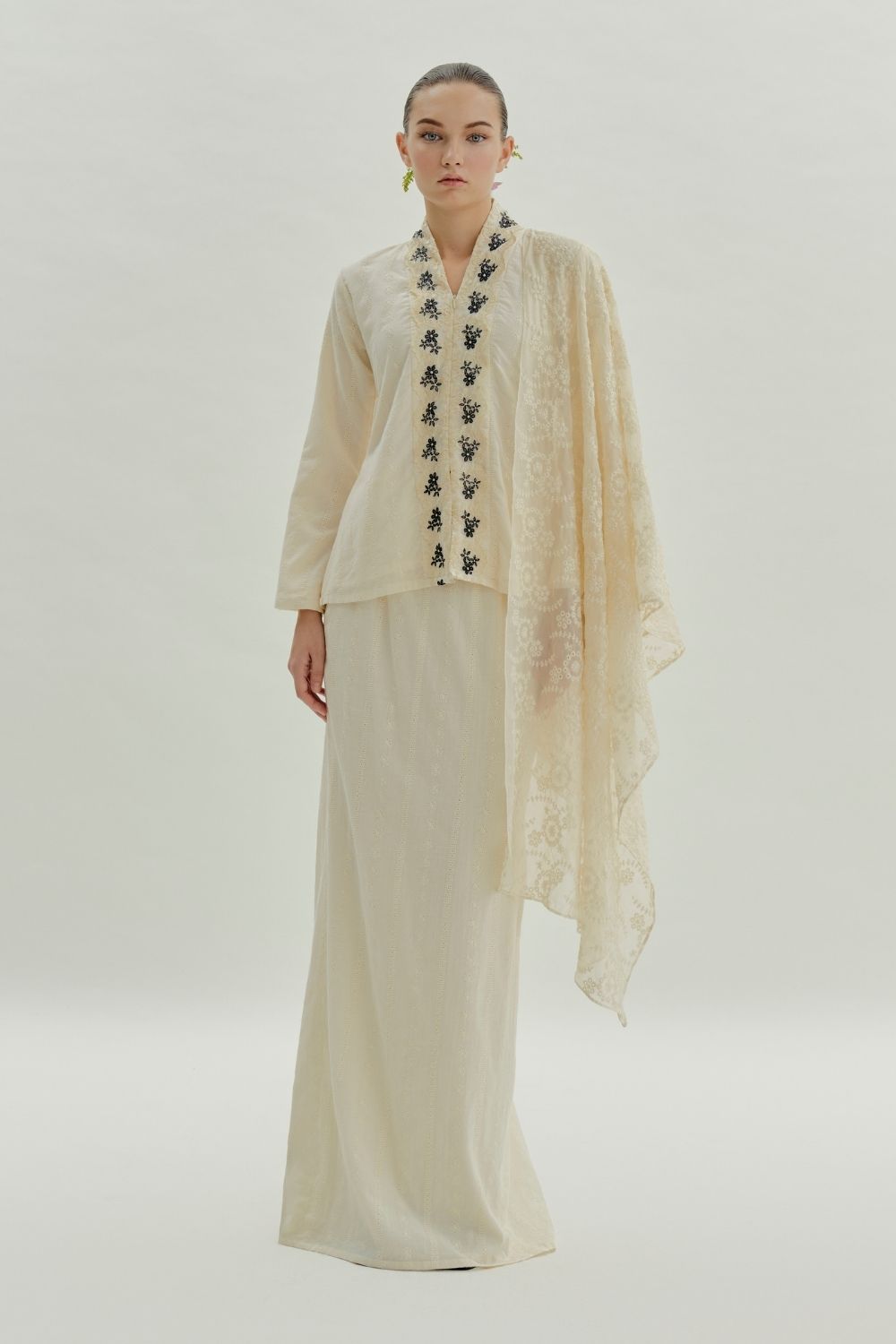 Umayra Embroidered Cotton Loose Kebaya With Shawl