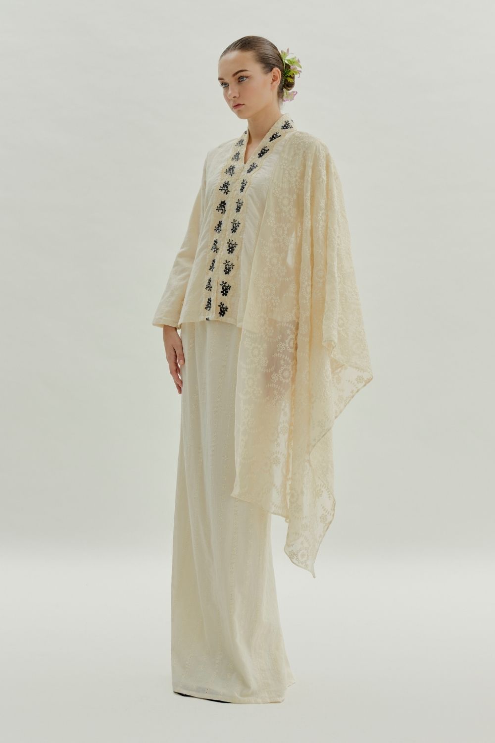 Umayra Embroidered Cotton Loose Kebaya With Shawl