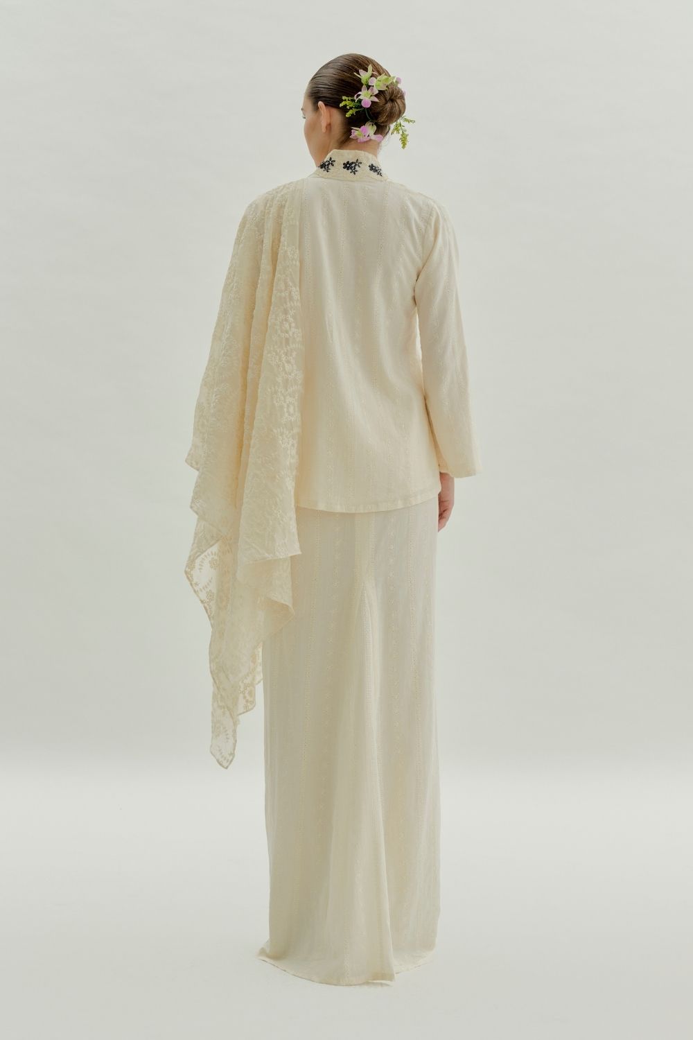 Umayra Embroidered Cotton Loose Kebaya With Shawl